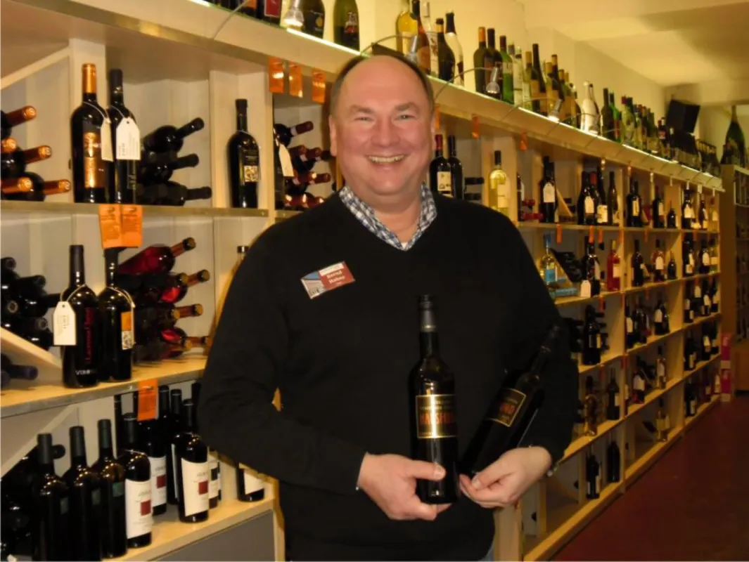 Freut sich über die Ankunft des neuen Hausweines: Bernd Hahne, Inhaber der Vinothek Northeim