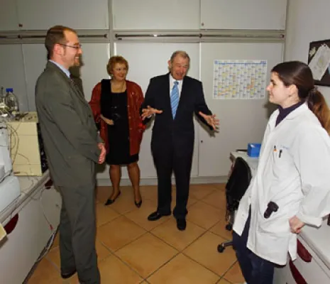 Bild: Bayerns Staatsminister des Inneren, Dr. Günther Beckstein, zu Gast bei der Orga Lab GmbH