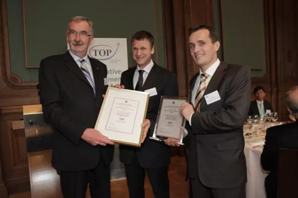 Parlamentarischer Staatssekretär Ernst Burgbacher verleiht TOP-Innovationspreis an Elma Hans Schmidbauer Bild: Parlamentarischer Staatssekretär Ernst Burgbacher verleiht TOP-Innovationspreis an Elma Hans Schmidbauer