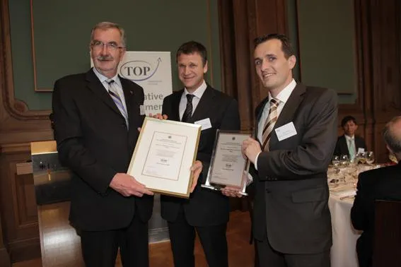 Bild: Parlamentarischer Staatssekretär Ernst Burgbacher verleiht TOP-Innovationspreis an Elma Hans Schmidbauer