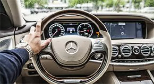 Bild: Zwiespalt in der Bevölkerung: Fahrerlos in die Zukunft mit Telematik am Steuer?