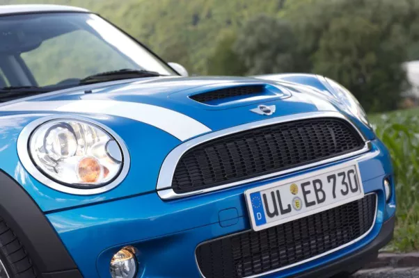 Bild: Die letzte \"Bastion\" des schlechten Geschmacks am Auto fällt: Die Kennzeichenverstärker