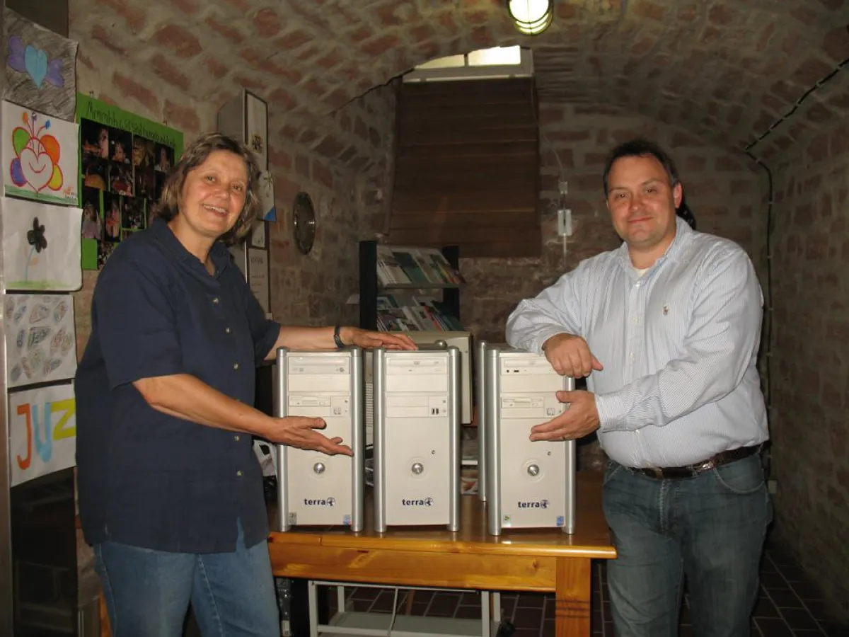 Volker Heuzeroth übergibt die gespendeten Computer an Heike Schledt.