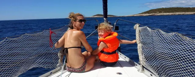 Bild: Segeln für Familien mit Kindern. Worauf beim Segeltörn zu achten ist.