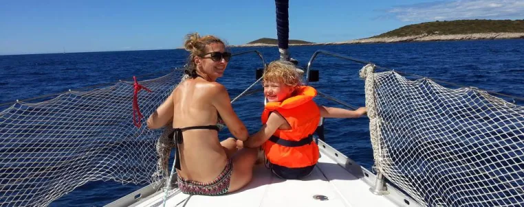 Bild: Segeln für Familien mit Kindern. Worauf beim Segeltörn zu achten ist.