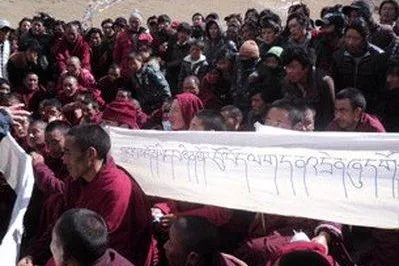 Bild: Tibet brennt weiter: Mönch setzte sich in Flammen, Protestaktion in Kyegudo