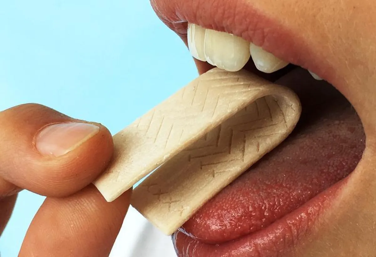 Researchers from the University of Würzburg are working on a chewing gum that is capable of detecting oral inflammation.  ((Photo: JMU))