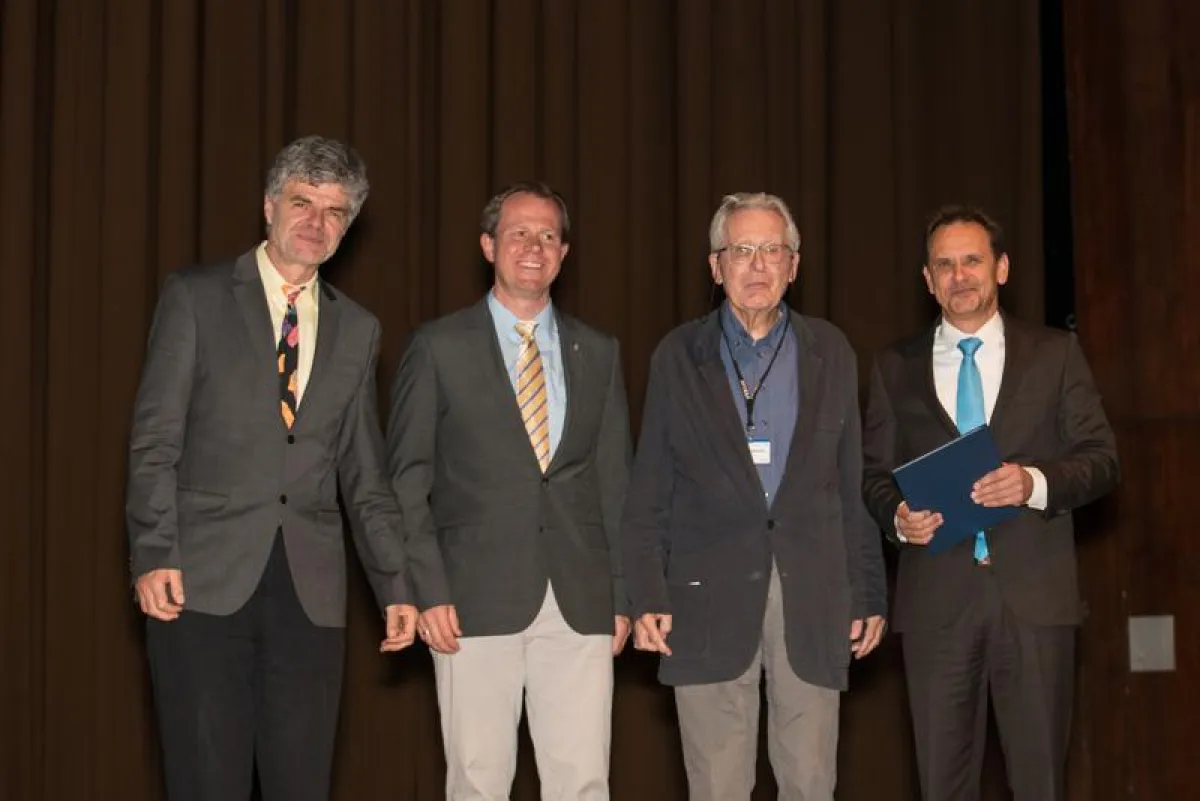 v.l.: Prof. Michael Lohoff (Präsident der DGfI), Prof. Carsten Watzl (Generalsekretär der DGfI), Prof. Klaus Rajewsky und Prof. Jürgen Wienands (2. Vizepräsident der DGfI und Laudator) (J. Hirscher)