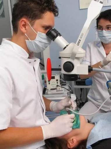 Bild: Mensch zweiter Klasse bei der Zahnbehandlung?  Nicht bei MEDIC-REISEN