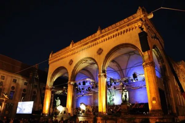 Bild: 15 Jahre Klassik am Odeonsplatz mit Orffs „Carmina Burana“ und Star-Geigerin Julia Fischer am 11. & 12.07.2015