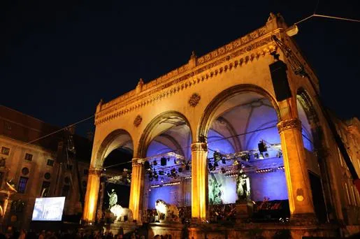 Bild: 15 Jahre Klassik am Odeonsplatz mit Orffs „Carmina Burana“ und Star-Geigerin Julia Fischer am 11. & 12.07.2015