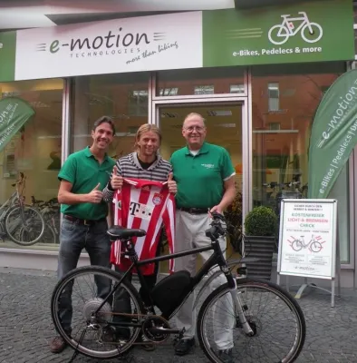 FC Bayern-Profi Tymoshchuk setzt auf eBike Kompetenz und BionX Antrieb von e-motion Technologies in München Bild: FC Bayern-Profi Tymoshchuk setzt auf eBike Kompetenz und BionX Antrieb von e-motion Technologies in München