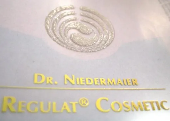 Bild: No-Label-Etikett mit Goldprägung und Multisensorik