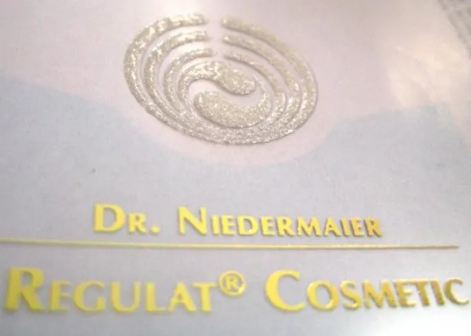 Bild: No-Label-Etikett mit Goldprägung und Multisensorik