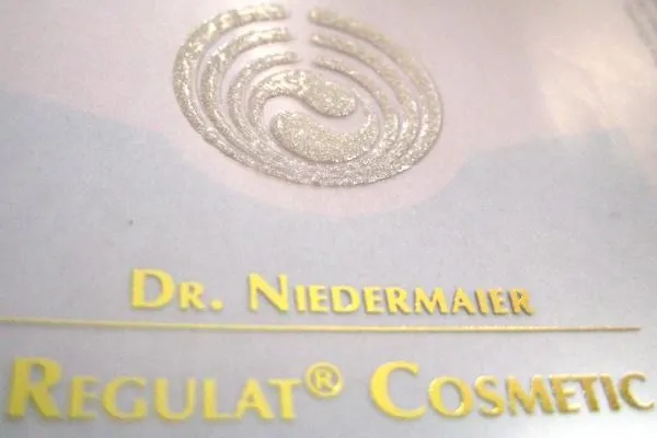 Bild: No-Label-Etikett mit Goldprägung und Multisensorik