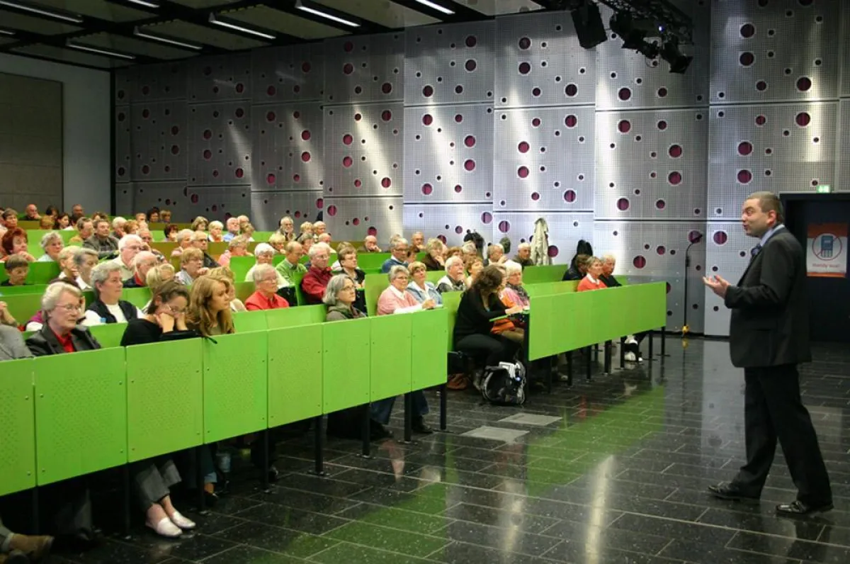 Bei der GenerationenHochschule stellte Vertr.-Prof. Dr. André Niedostadek vom Halberstädter Fachbereich Verwaltungswissenschaften der Hochschule Harz (FH) die „Literatur vor Gericht“.