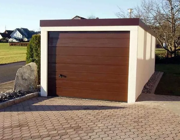 Bild: Die nächste Fertiggarage ist von Exklusiv-Garagen mit Sektionaltor