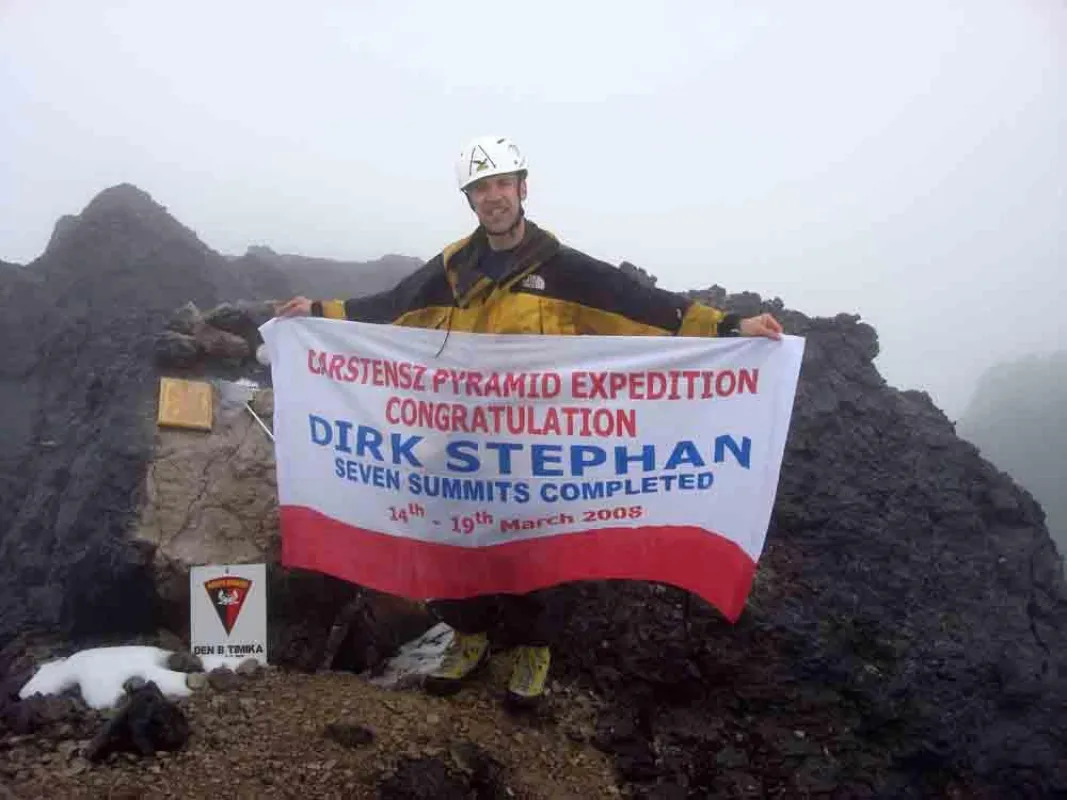 Dirk Stephan auf dem Gipfel der Carstensz Pyramide in Papua.