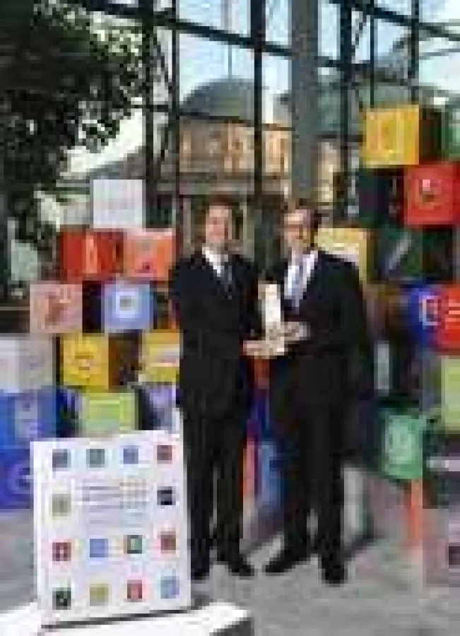 Dr. Florian Langenscheidt überreichte Thorsten Schwippert, Mitglied der Geschäftsführung bei BILSTEIN, die Auszeichnung „Marke des Jahrhunderts“