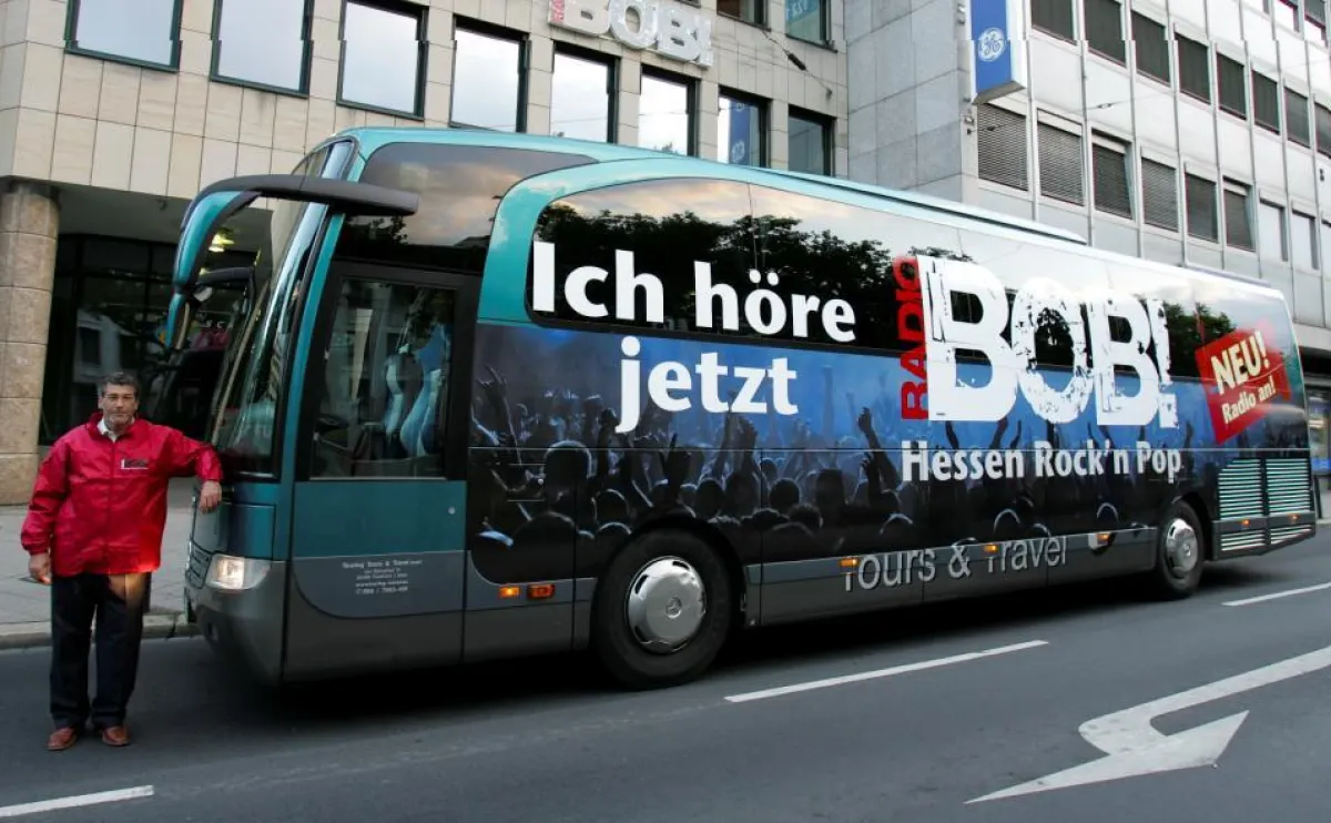 Über 1000 Promoter und zahlreiche neue Werbemittel - wie die BOB!-Busse - sind ab heute in Hessen unterwegs (www.radiobob.de)