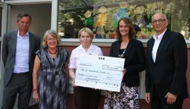 SEB Stiftung und Mitarbeiter spenden 12.000 Euro für Clowndoktoren Bild: SEB Stiftung und Mitarbeiter spenden 12.000 Euro für Clowndoktoren