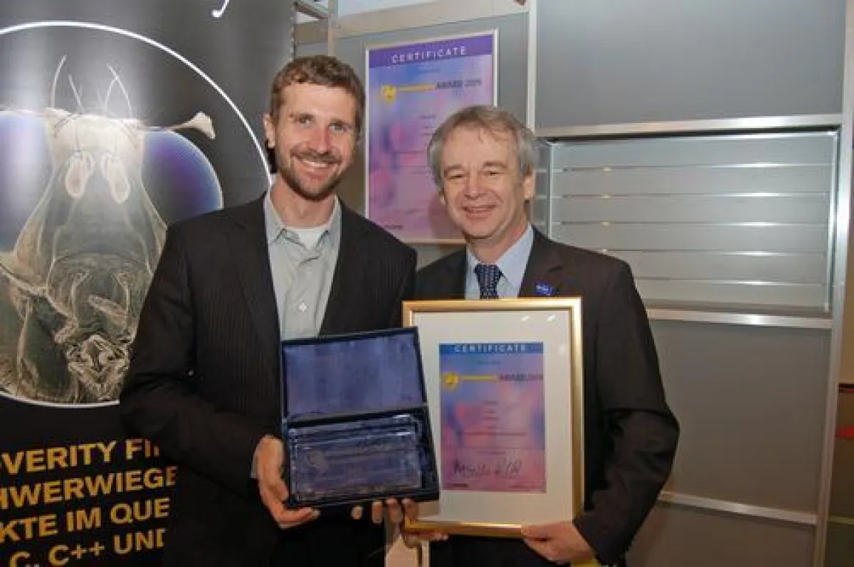 Preisverleihung durch Professor Matthias Sturm (re) und Ben Chelf, CTO von Coverity (li), Gewinner des embedded AWARDS KategorieSoftware