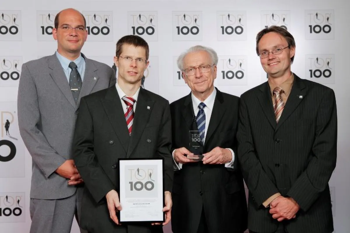 Lothar Späth überreicht den HALTEC-Geschäftsführern Markus Speck, Jens Geißner und Thomas Arens (v.l.) die TOP 100-Trophäe