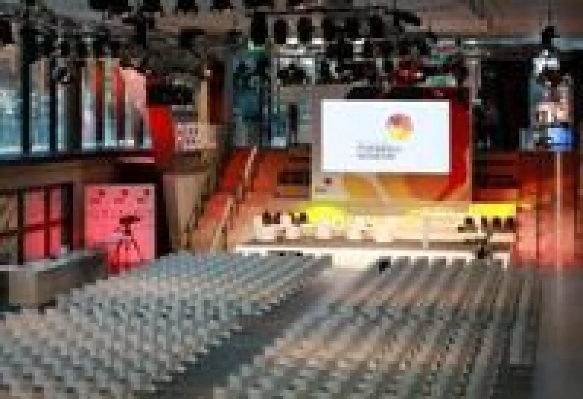 Nach dem Eröffnungsprogramm wurde der Innenraum in nur 37 Minuten komplett für den Abend umgebaut.