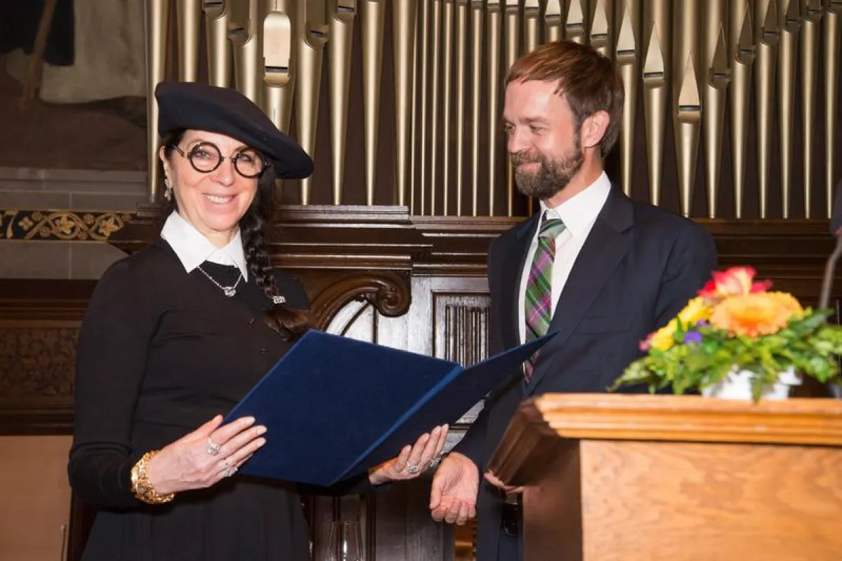 Ydessa Hendeles (l., mit Prof. Dr. Hagener) wurde für ihre wichtigen Beiträge zur Kunstförderung und -vermittlung mit der Ehrendoktorwürde der Universität Marburg ausgezeichnet. (Foto: Markus Farnun