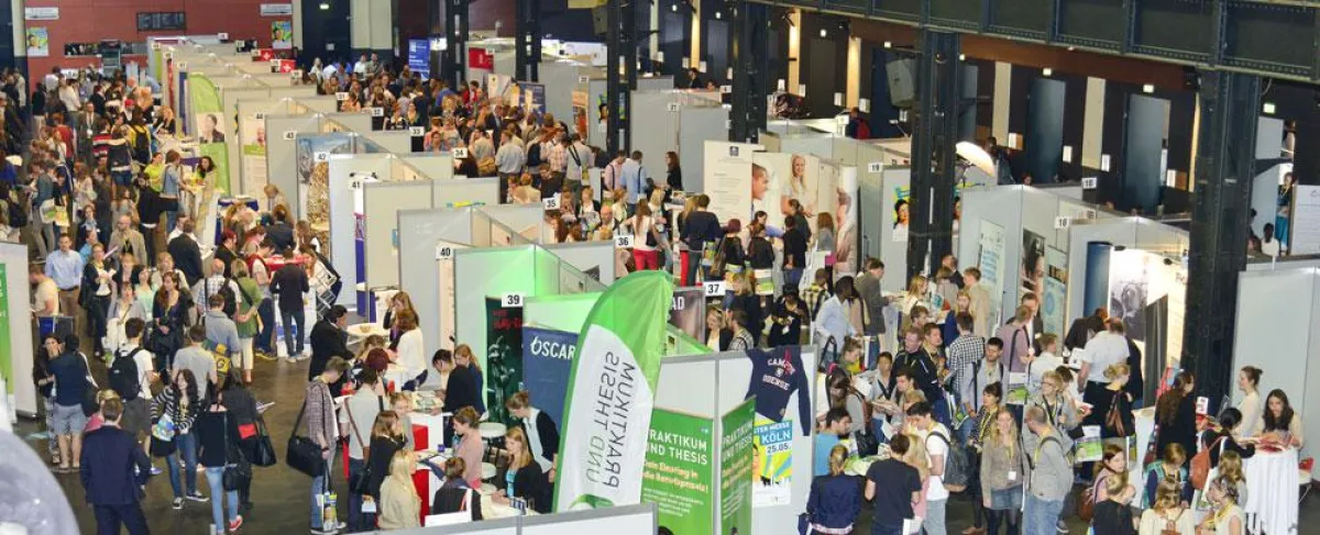 Studierende informieren sich auf der MASTER AND MORE Messe