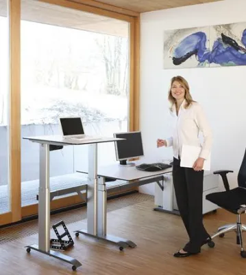 Bild: Ergonomische Steh-Sitz-Tischmodelle von officeplus - Aufschwung für den aktiven Arbeitsplatz