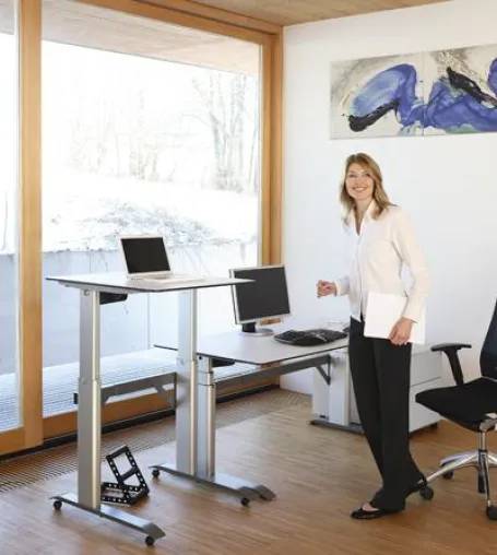 Bild: Ergonomische Steh-Sitz-Tischmodelle von officeplus - Aufschwung für den aktiven Arbeitsplatz