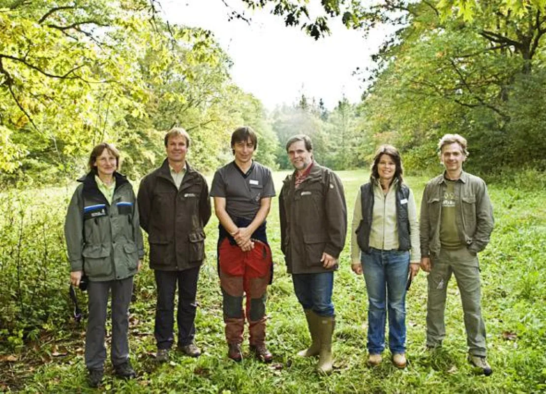 v.l.n.r: Helga Fendl-Zeyer (Amt für Landwirtschaft und Forsten), Wilhelm Seerieder (Forstbetrieb Muc), Peter Naumann (Projektleiter Bergwaldprojekt e.V.), Ulrich Dreyer-Eberl (Revierleiter), Agnes Val