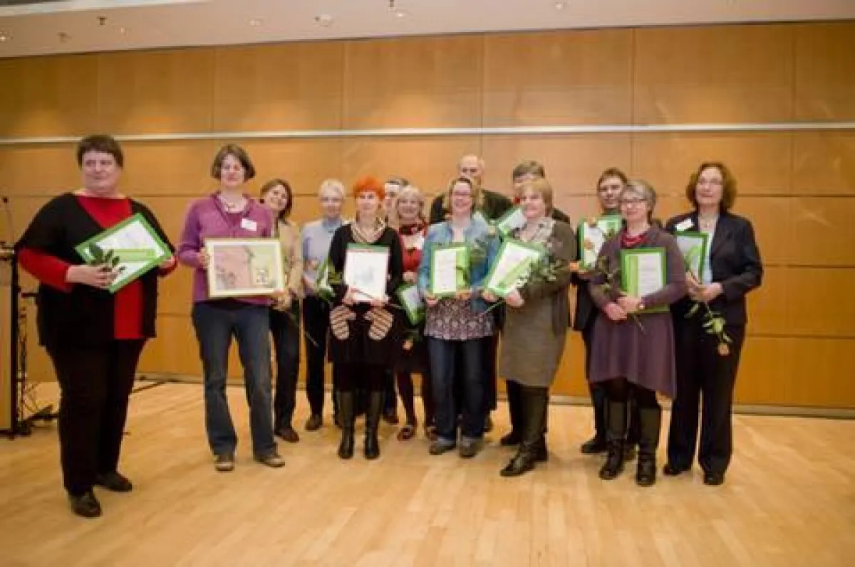 Ingrid Röder und Anne Lehnert (1. u. 2. v. l.) nahmen die Auszeichnung zur kreativsten Kinderbuchhan