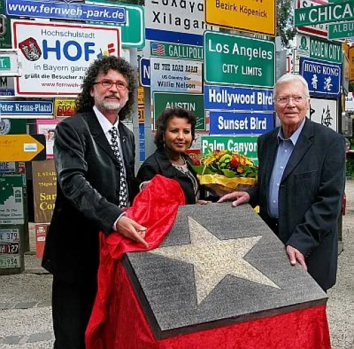 Bild: Verleihung eines Star-Sterns an Karlheinz Böhm im "Signs of Fame Germany"