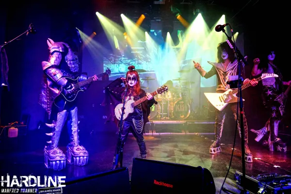 Bild: "Die KISS Forever Band gibt ein grandioses Debütkonzert mit der 7-jährigen Sensation Xena Morgana"