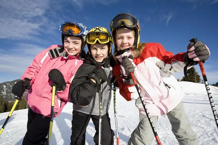 Coole Teens am Berg: Das Skigebiet Nassfeld bietet das Extra an Schneeabenteuern Bild: Coole Teens am Berg: Das Skigebiet Nassfeld bietet das Extra an Schneeabenteuern