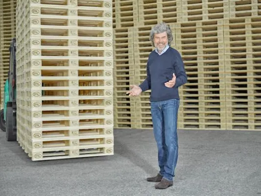 Bild: SAFETY FIRST mit der Gütegemeinschaft Paletten e.V. und Reinhold Messner auf der transport logistic 2017