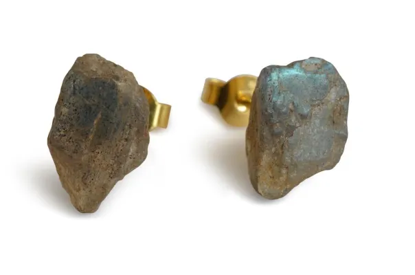 Roh Labradorit Ohrstecker sind unvergleichliche Schmuck-Unikate Bild: Roh Labradorit Ohrstecker sind unvergleichliche Schmuck-Unikate