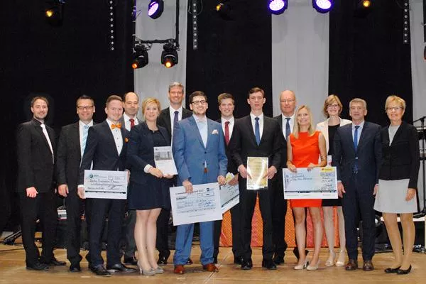 Bild: Feierliche Übergabe der Abschlusszeugnisse