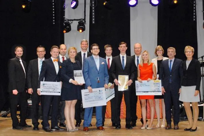 Bild: Feierliche Übergabe der Abschlusszeugnisse