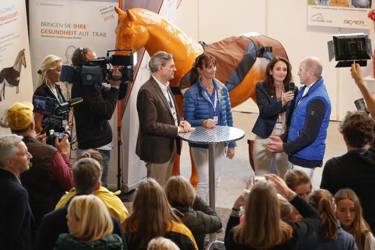 Springreiter Holger Wulschner beim BEMER Talk der DKB Etappe 2016 München  - Foto: Stefan Lafrentz
