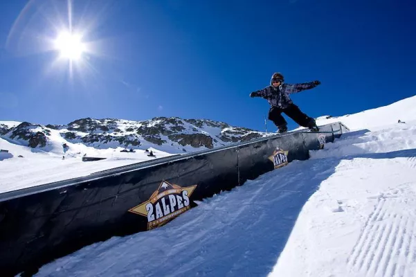 Wir küren den Unichamp 2009 - Die offiziellen Deutschen Hochschulmeisterschaften in Freeski&Snowboard Bild: Wir küren den Unichamp 2009 - Die offiziellen Deutschen Hochschulmeisterschaften in Freeski&Snowboard