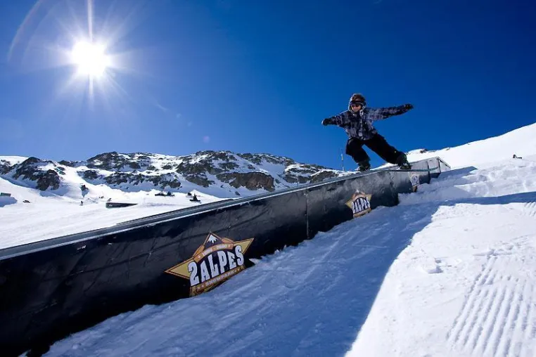 Wir küren den Unichamp 2009 - Die offiziellen Deutschen Hochschulmeisterschaften in Freeski&Snowboard Bild: Wir küren den Unichamp 2009 - Die offiziellen Deutschen Hochschulmeisterschaften in Freeski&Snowboard
