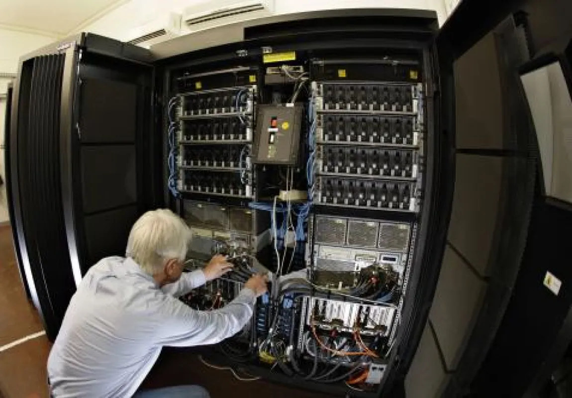 Dr. Paul Herrmann am IBM z9 EC der Universität Leipzig