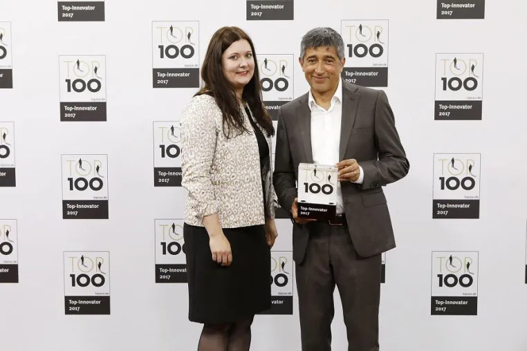 Bild: Schönberger Unternehmen wird mit Top 100-Innovationssiegel ausgezeichnet