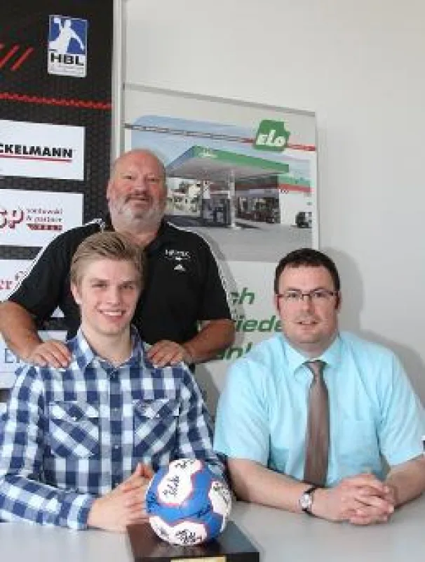 (Foto: hl-studios,Erlangen): Marc Blockus mit Karsten Reichl, dahinter der stolze Trainer Bergemann.