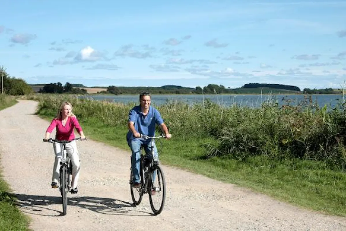 Thomas Eberl (re.) unterwegs auf zwei Rädern (Mecklenburger Radtour GmbH)