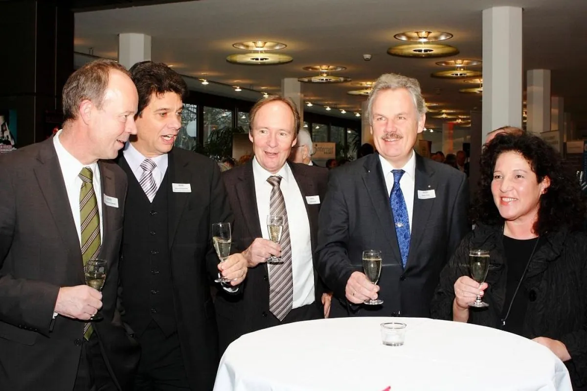 v.l.: Dr. Hermann Tengler, Bürgermeister Klaus Schumacher, Edgar Bastian, Bürgermeister Stefan Raetz und Gabriele vom Feld