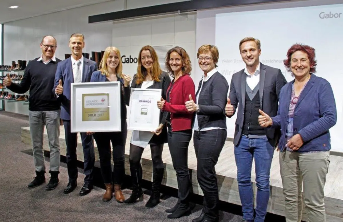 Personalabteilung, Betriebsrat, Sozialberatung und Marketing von Gabor freuen sich über Gold